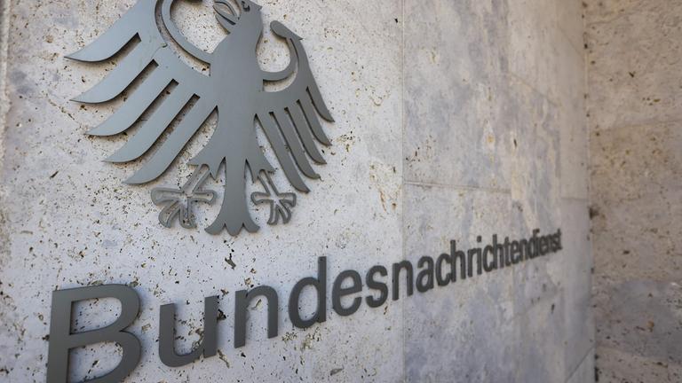Der Bundesadler ist an der Fassade des Hauptsitzes des Bundesnachrichtendienstes BND zu sehen.