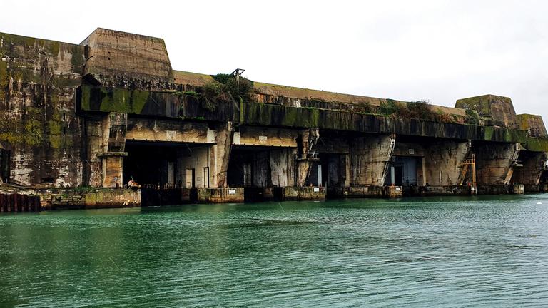 "Geheime Bunker - Beton gegen Bomben": Ein großer U-Boot Bunker direkt am Meer.