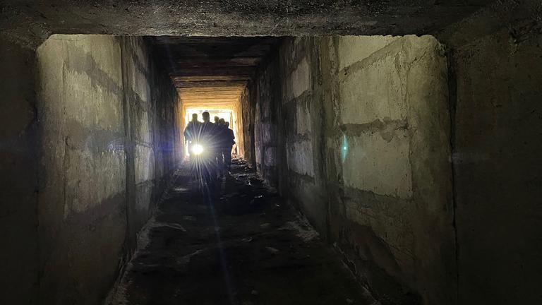 Erkundung der Shieldgruppe: Mehrere Personen laufen in einem sehr dunklem Flur, es leuchten Taschenlampen.