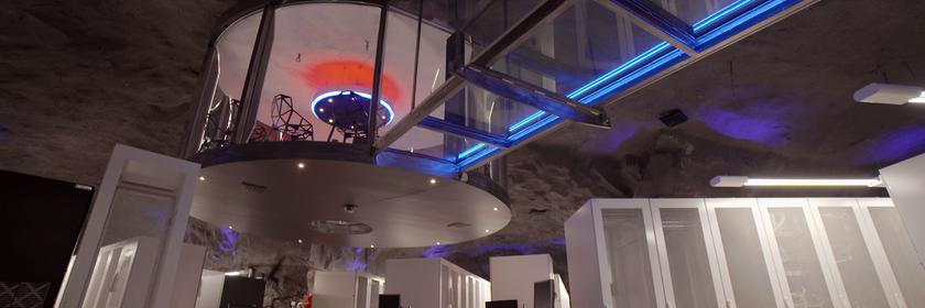 "Geheime Welten - Reise in die Tiefe: Im Schutz der Dunkelheit": Gläserner Konferenzraum oberhalb der Server im Rechenzentrum Pionen.