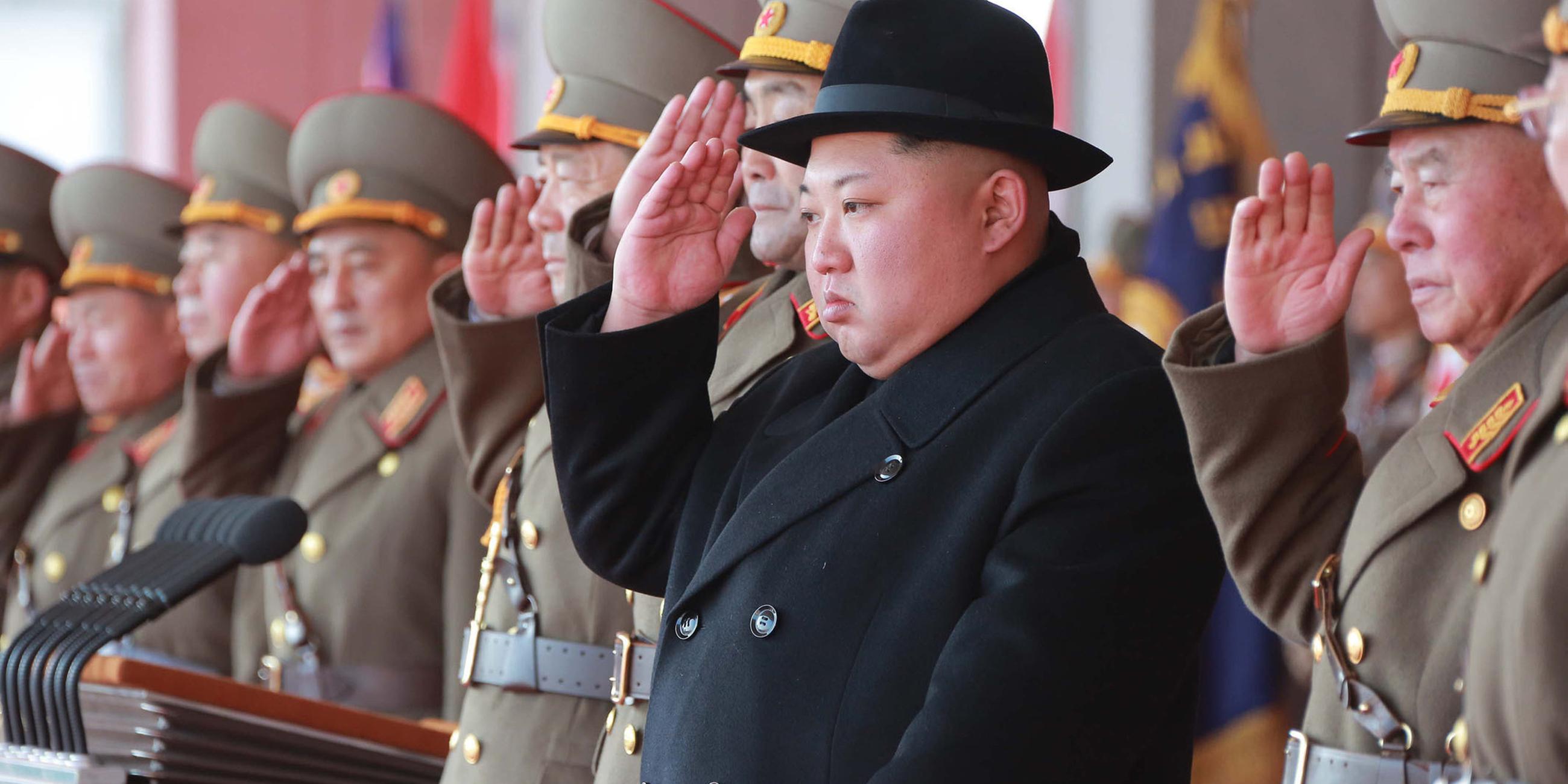 Der nordkoreanische Führer Kim Jong Un nimmt an einer großen Militärparade teil.