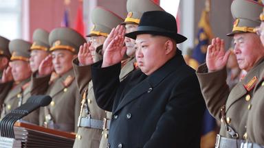 Der nordkoreanische Führer Kim Jong Un nimmt an einer großen Militärparade teil.