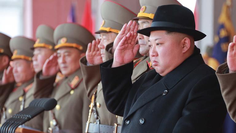 Der nordkoreanische Führer Kim Jong Un nimmt an einer großen Militärparade teil.