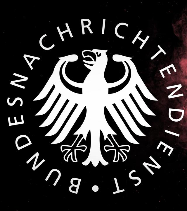  Collage: Links das Logo des BND, rechts die Silhouette eines Agenten vor Rauch, in dem eine Naziflagge zu sehen ist.