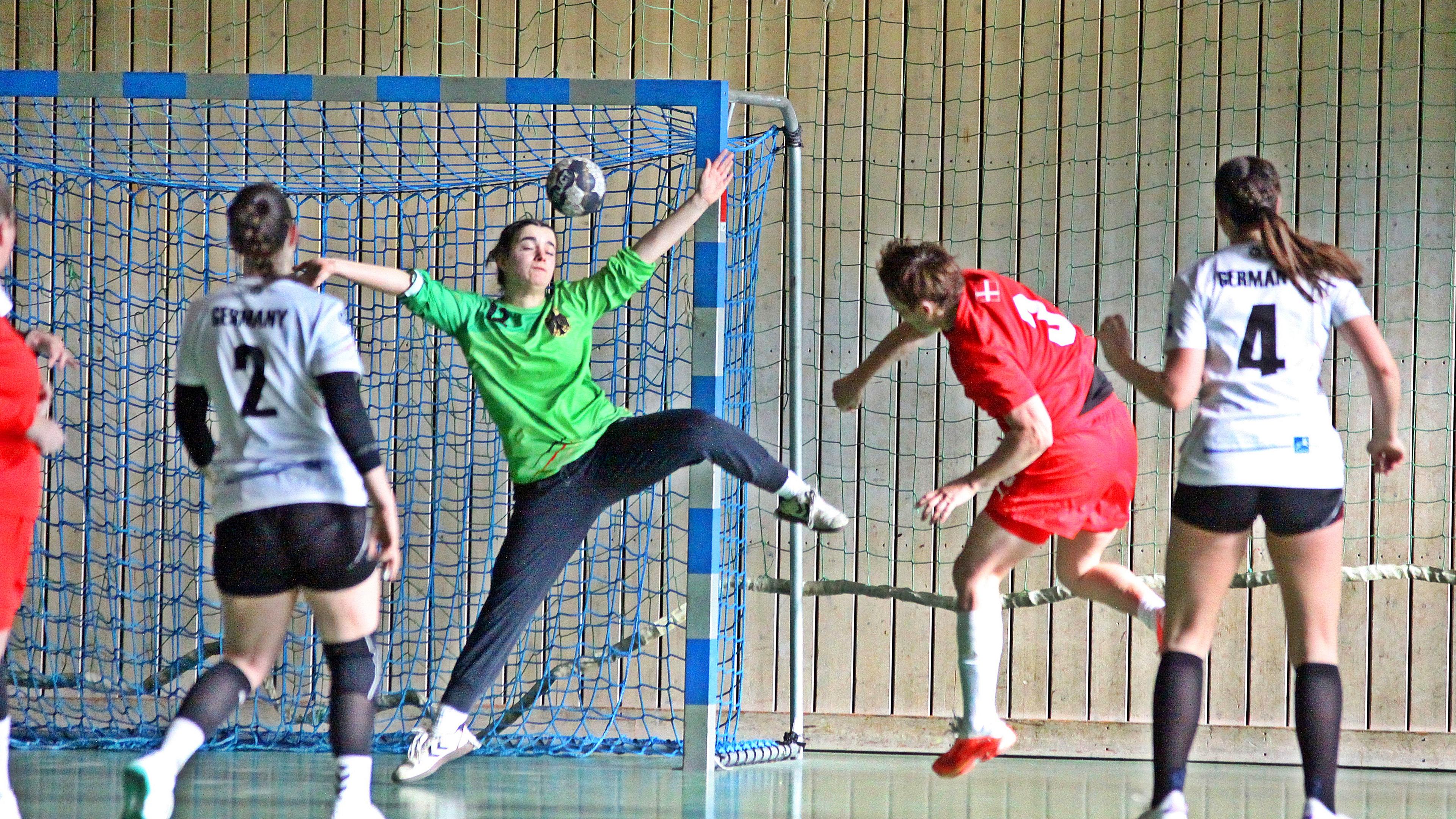 Dänische Spielerin wirft auf Deutsche Torfrau