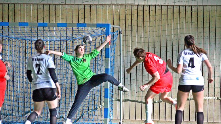 Dänische Spielerin wirft auf Deutsche Torfrau