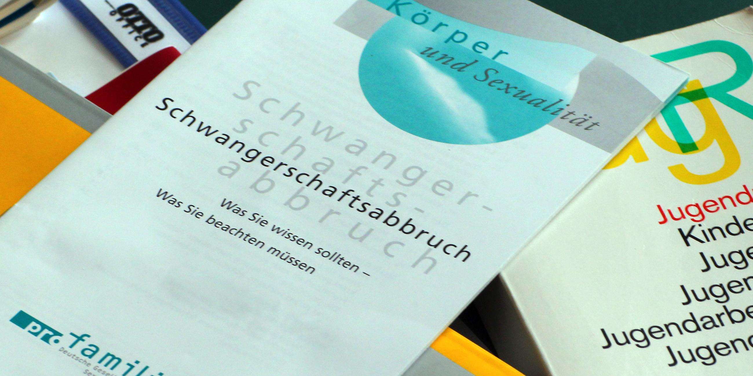 Bücher und Informationshefte zu Schwangerschaftsabbrüchen liegen in einem Raum.
