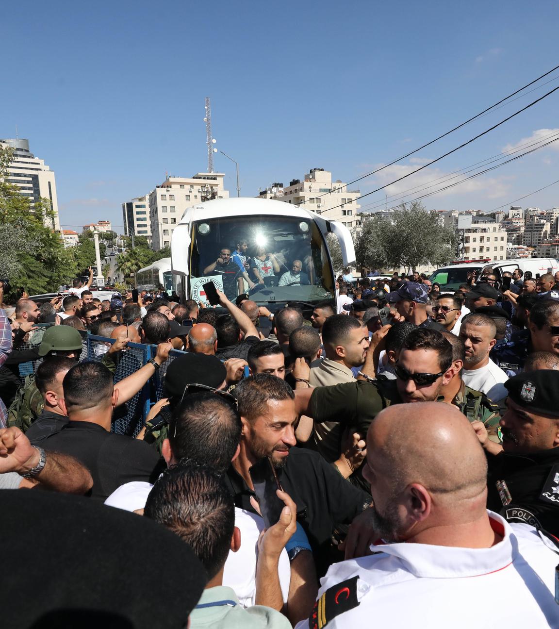 Die israelischen Behörden haben im Rahmen eines Austauschabkommens damit begonnen, palästinensische Gefangene aus den Gefängnissen zu entlassen, nachdem die Hamas 20 israelische Geiseln freigelassen hatte.