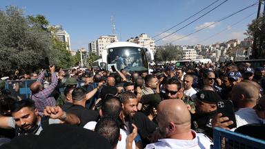 Die israelischen Behörden haben im Rahmen eines Austauschabkommens damit begonnen, palästinensische Gefangene aus den Gefängnissen zu entlassen, nachdem die Hamas 20 israelische Geiseln freigelassen hatte.