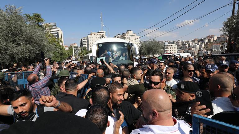 Die israelischen Behörden haben im Rahmen eines Austauschabkommens damit begonnen, palästinensische Gefangene aus den Gefängnissen zu entlassen, nachdem die Hamas 20 israelische Geiseln freigelassen hatte.