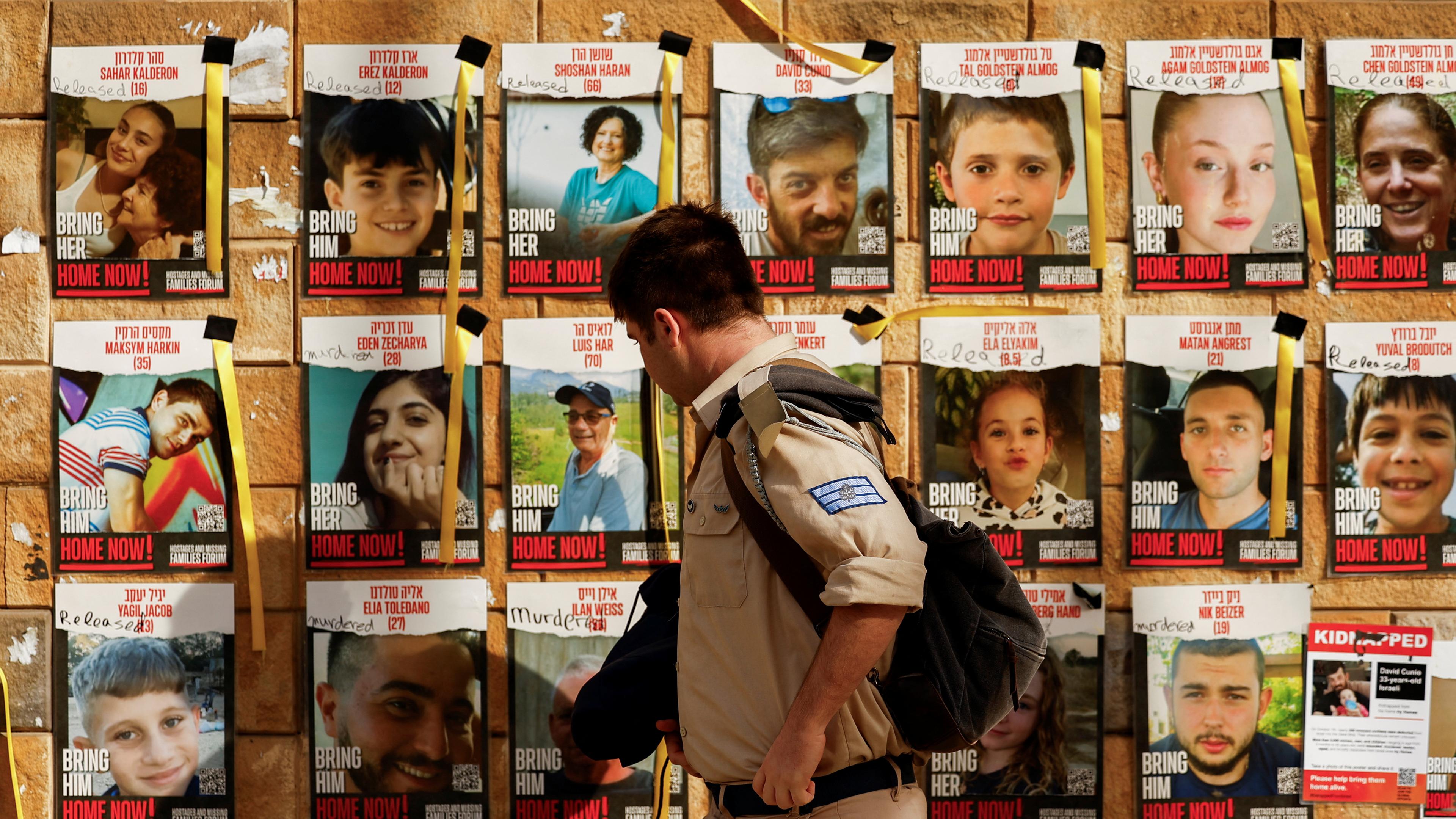 Ein israelischer Soldat geht an einer Tafel vorbei, auf der ein Poster von Louis Hare abgebildet ist, einer israelischen Geisel, die nach Angaben des israelischen Militärs bei einer Operation von Spezialkräften in Rafah, Gaza, inmitten des anhaltenden Konflikts zwischen Israel und der palästinensischen islamistischen Gruppe Hamas befreit wurde