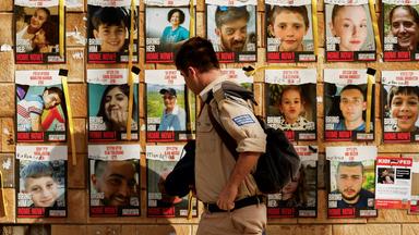 Ein israelischer Soldat geht an einer Tafel vorbei, auf der ein Poster von Louis Hare abgebildet ist, einer israelischen Geisel, die nach Angaben des israelischen Militärs bei einer Operation von Spezialkräften in Rafah, Gaza, inmitten des anhaltenden Konflikts zwischen Israel und der palästinensischen islamistischen Gruppe Hamas befreit wurde