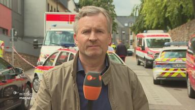 Mima-Reporter Christopher Heinze vor Einsatzwägen 