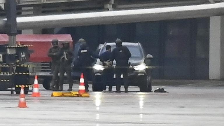 Hamburg: Ein Mann wird auf dem Flughafen von der Polizei weggeführt. 