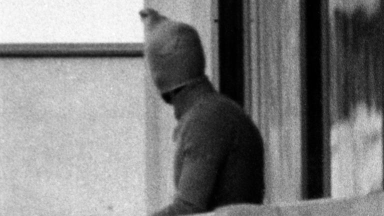Ein vermummter arabischer Terrorist zeigt sich am 05.09.1972 auf dem Balkon des israelischen Mannschaftsquartiers im Olympischen Dorf der Münchner Sommerspiele.