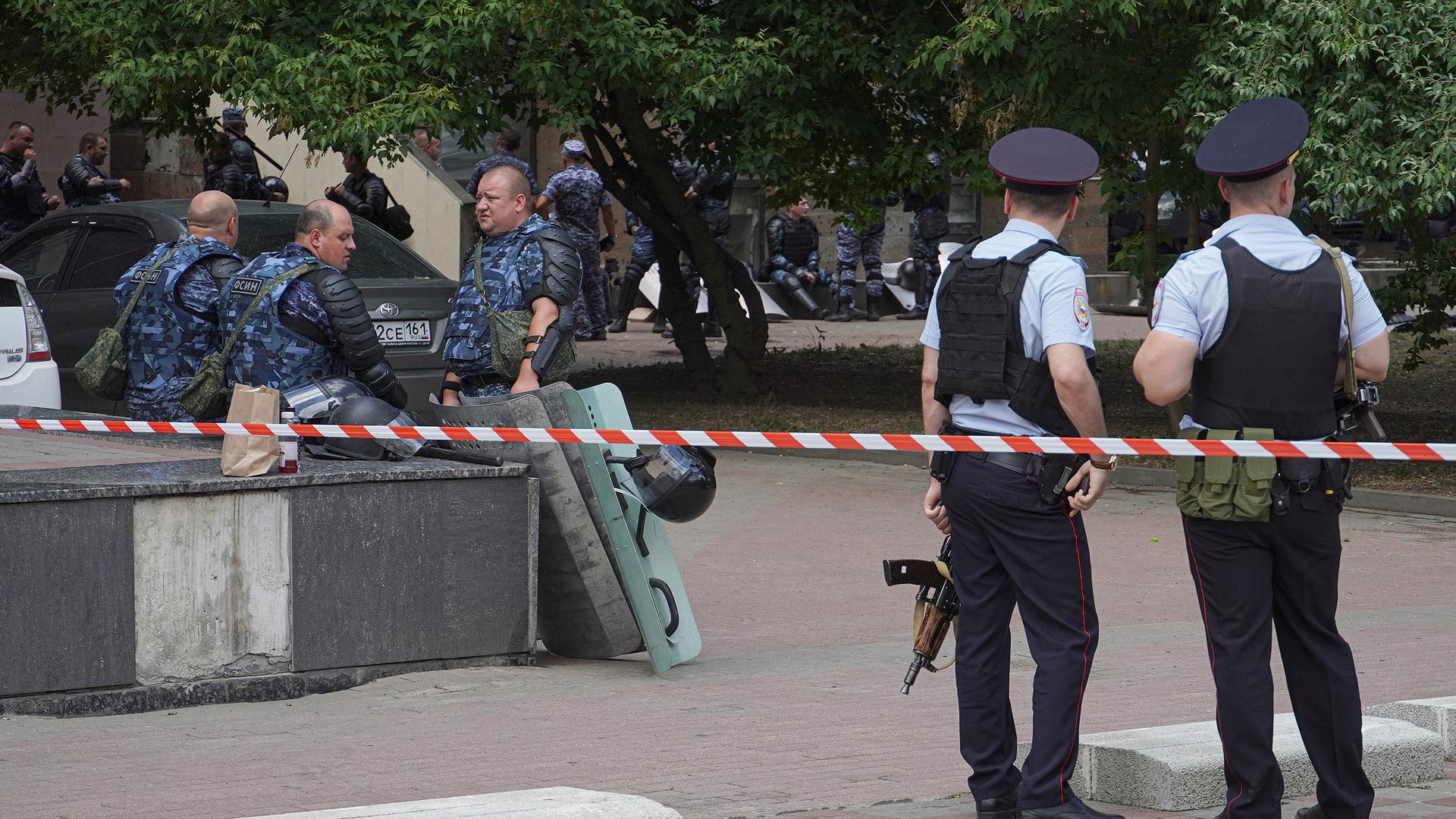 Polizisten vor dem Gefängnis in Rostow am Don, Russland