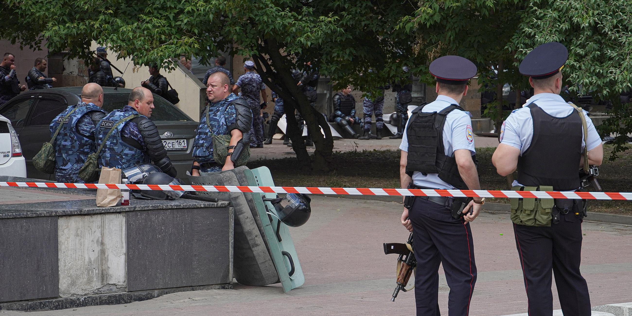Polizisten vor dem Gefängnis in Rostow am Don, Russland
