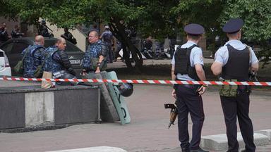 Polizisten vor dem Gefängnis in Rostow am Don, Russland