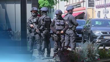 Live: Geiselnehmer auf der Flucht