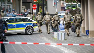 Polizeieinsatz wegen einer Geiselnahme am 08.05.2026 vor einer Volksbank-Filiale in Sinzig, Deutschland.