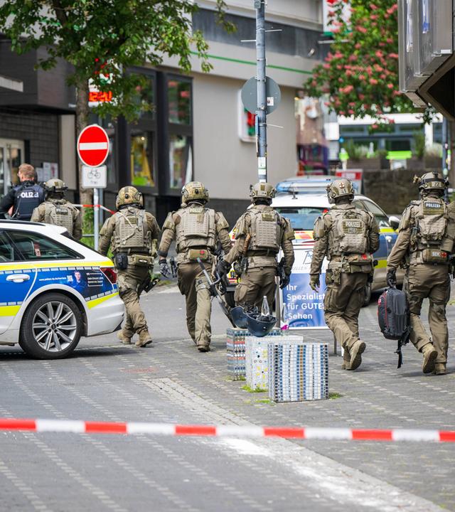 Polizeieinsatz wegen einer Geiselnahme am 08.05.2026 vor einer Volksbank-Filiale in Sinzig, Deutschland.