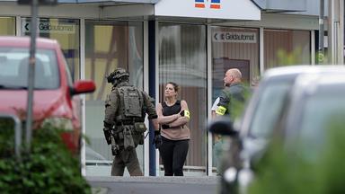 Noch vor der öffnung der Bank konnten die Täter den Fahrer eines Geldtransporters als Geisel nehmen.