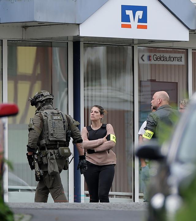 Noch vor der öffnung der Bank konnten die Täter den Fahrer eines Geldtransporters als Geisel nehmen.