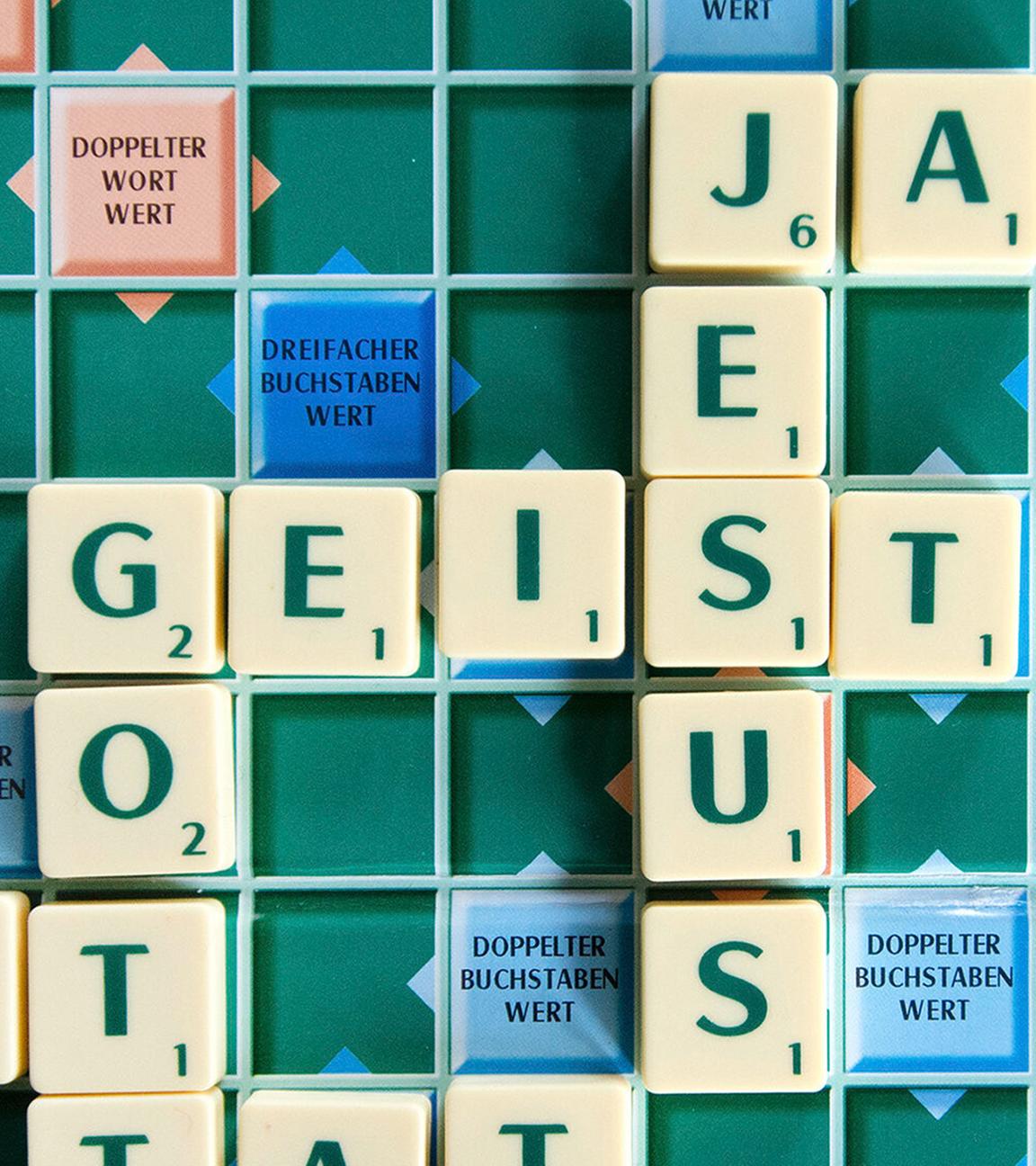 Spielsteine des Spiels Scrabble bilden das Wort Geist.