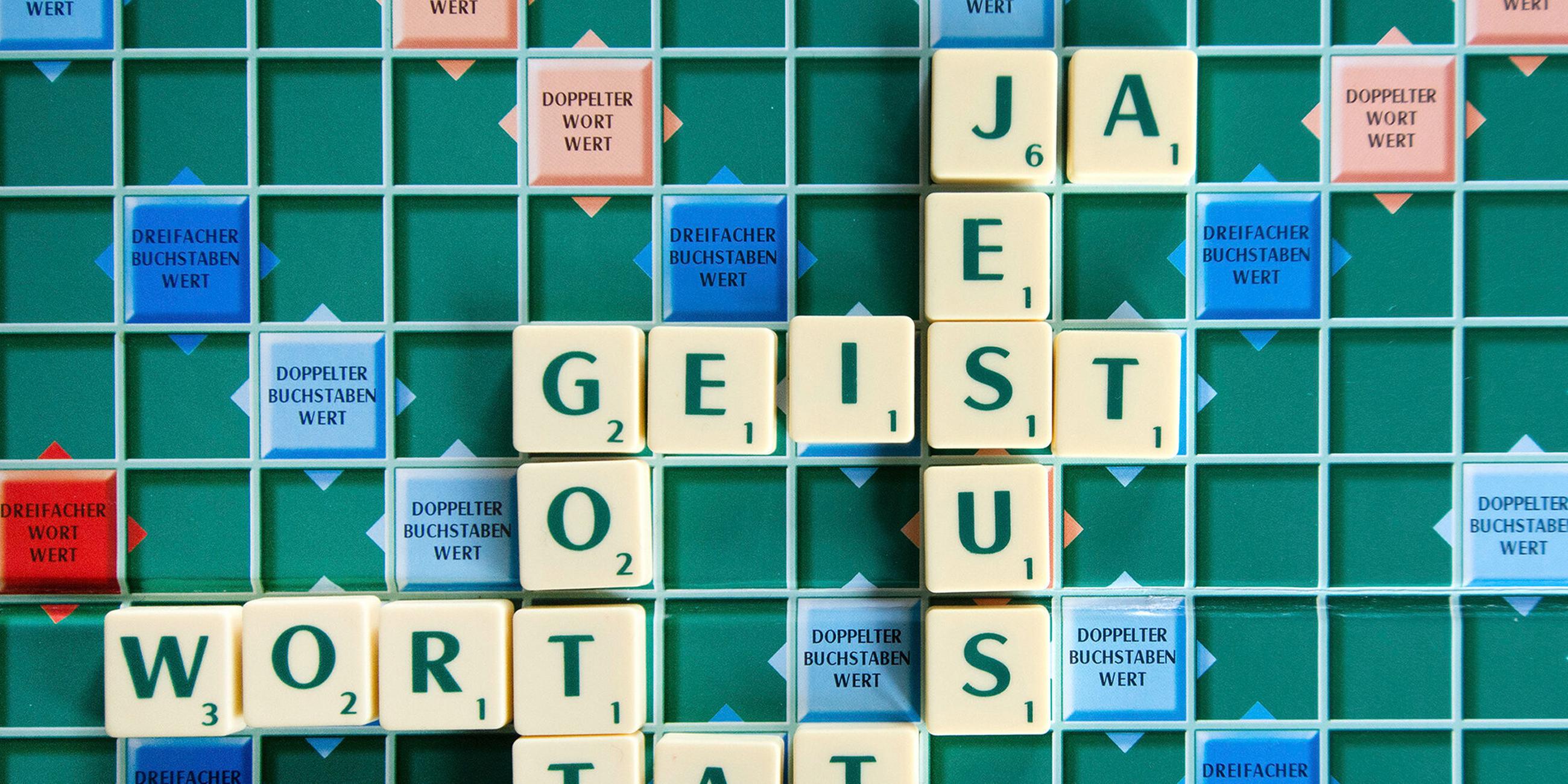 Spielsteine des Spiels Scrabble bilden das Wort Geist.
