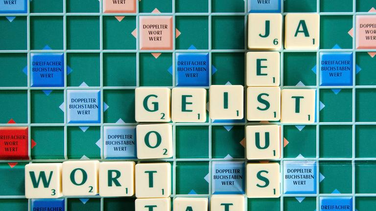 Spielsteine des Spiels Scrabble bilden das Wort Geist.