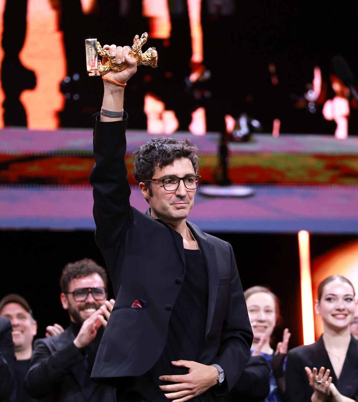 Ilker Catak nimmt goldenen Bären entgegen 