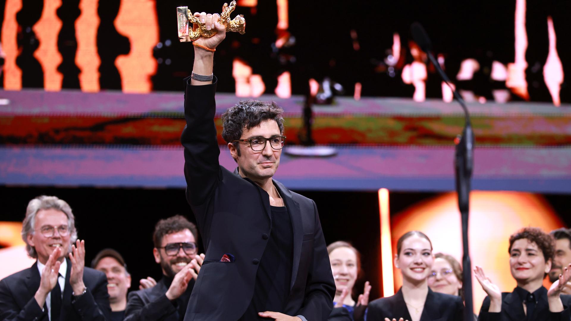 Ilker Catak nimmt goldenen Bären entgegen 