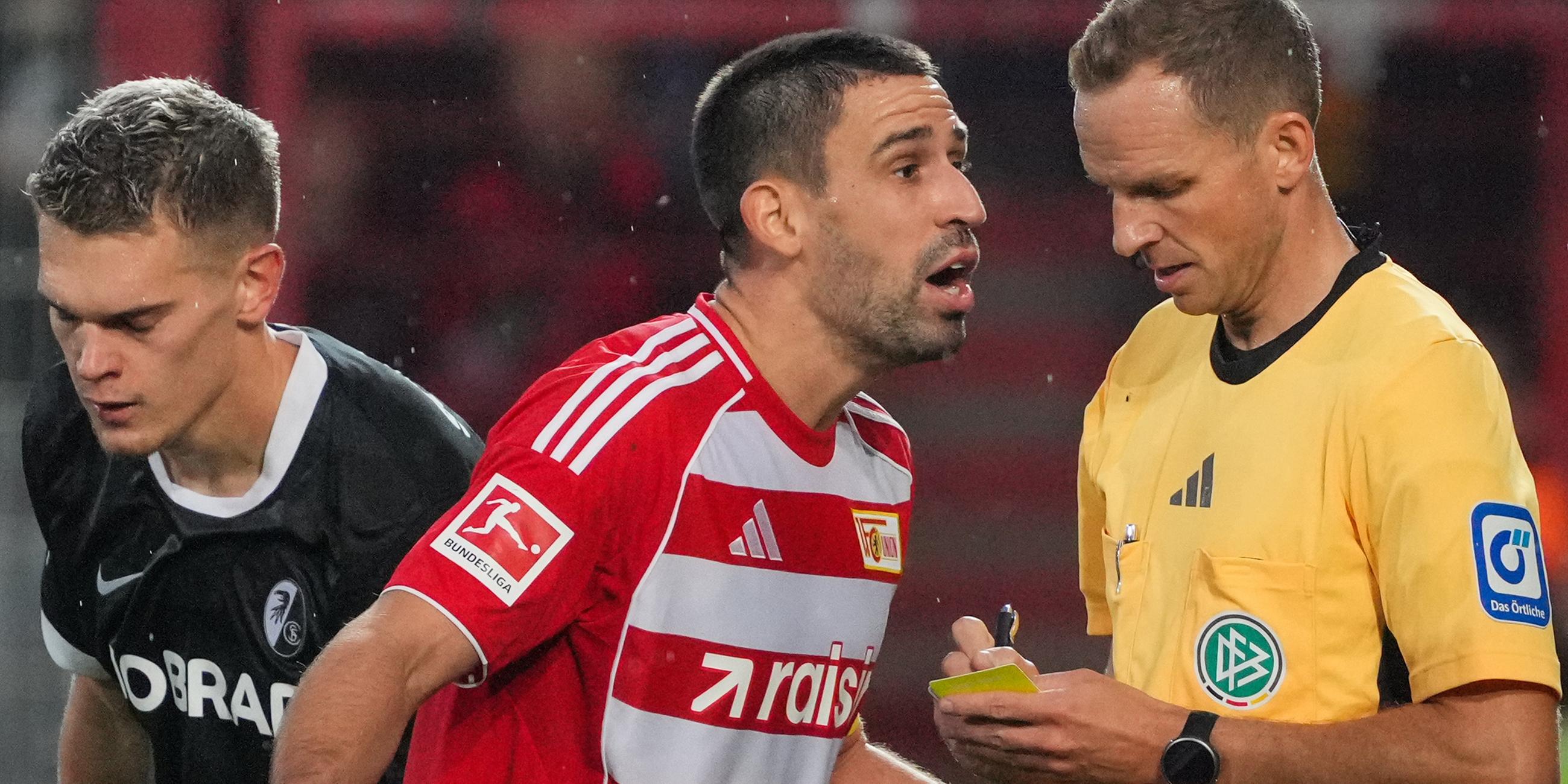 Rani Khedira (M, 1. FC Union Berlin) beschwert sich über eine Entscheidung von Schiedsrichter Sören Storks (r)