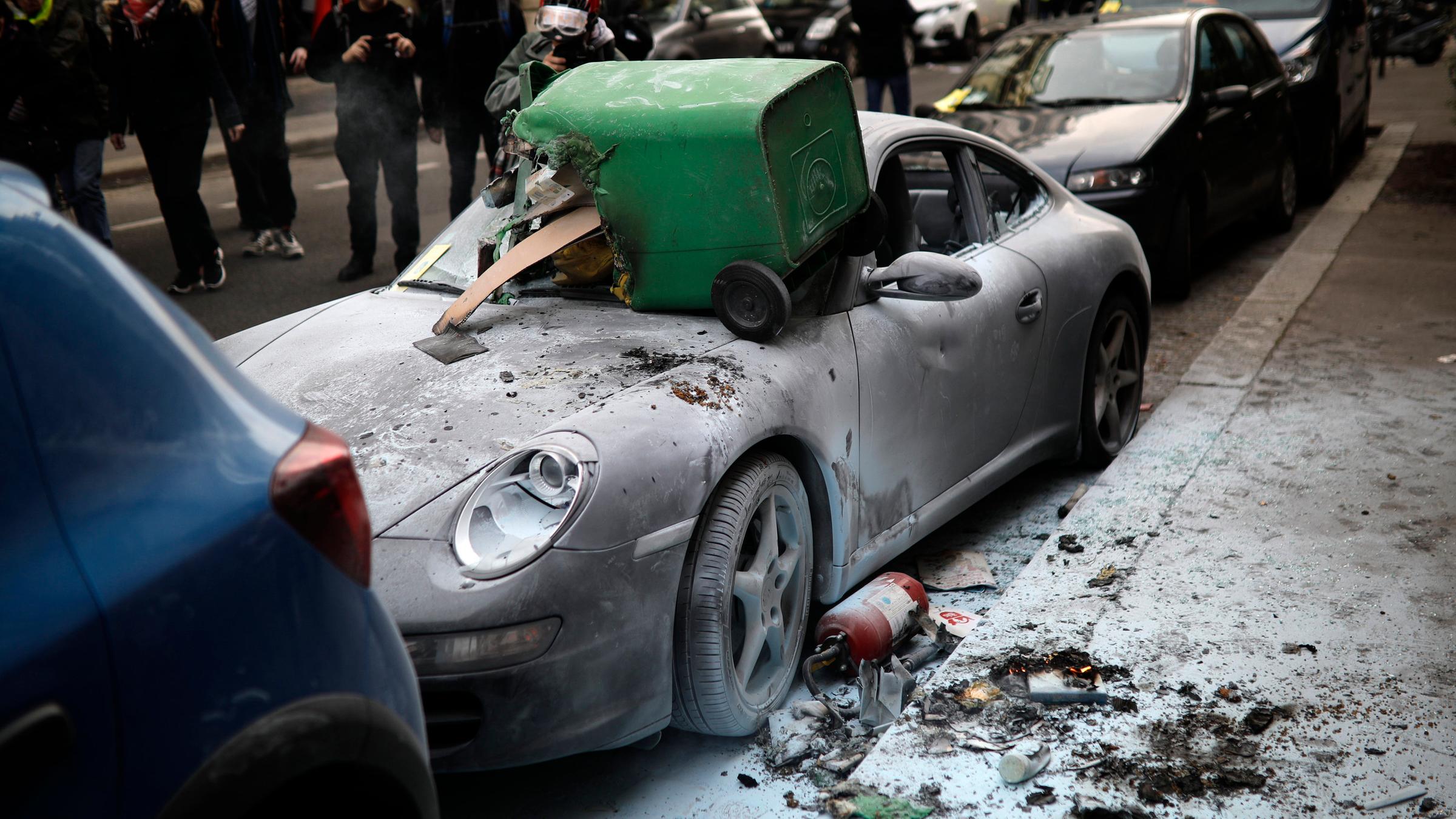 Stark beschädigtes Auto nach den Ausschreitungen zwischen Gelbwesten und Polizei in Paris.