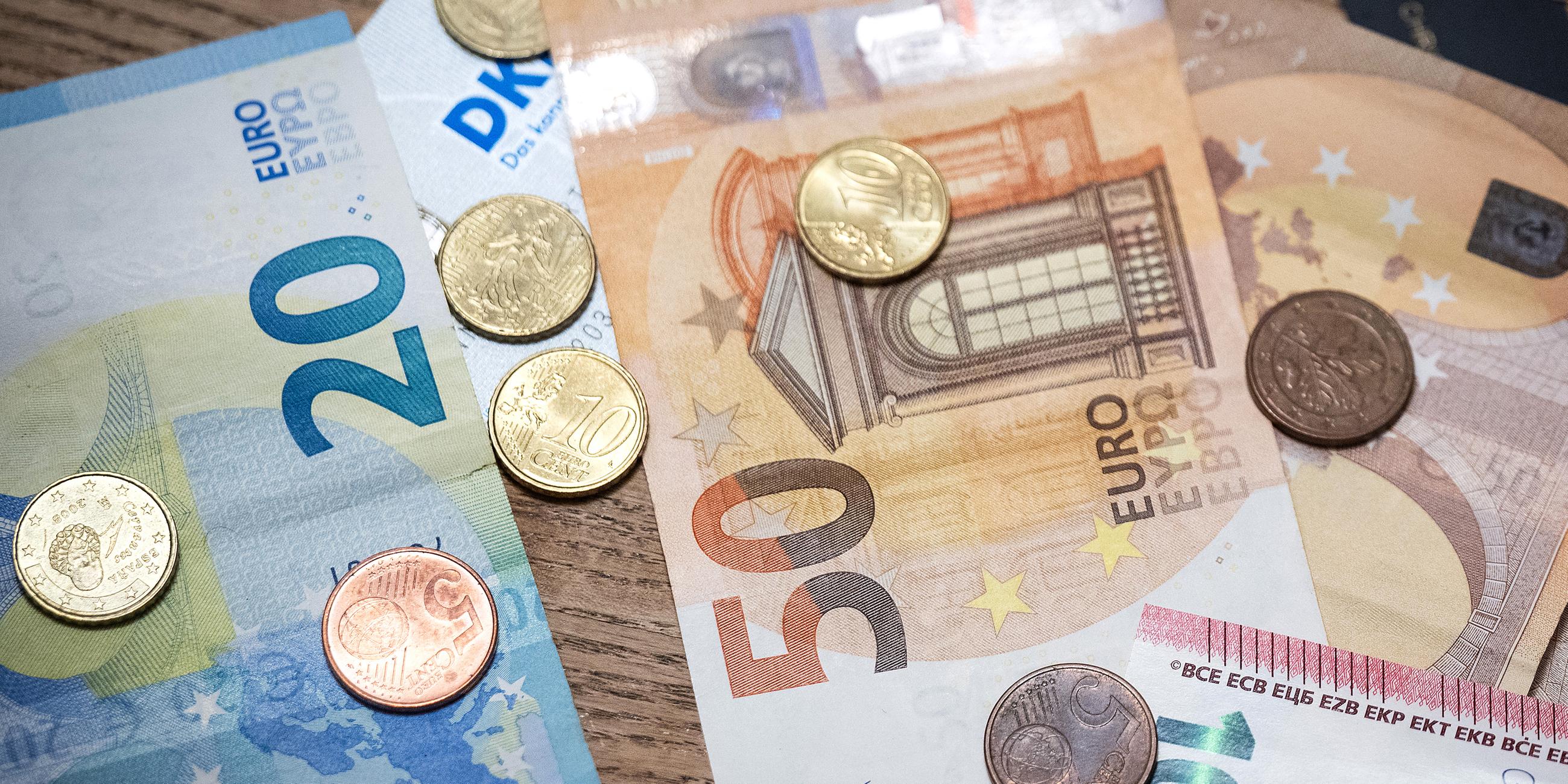 Geldscheine und Münzen liegen auf einem Tisch, aufgenommen am 14.11.2023