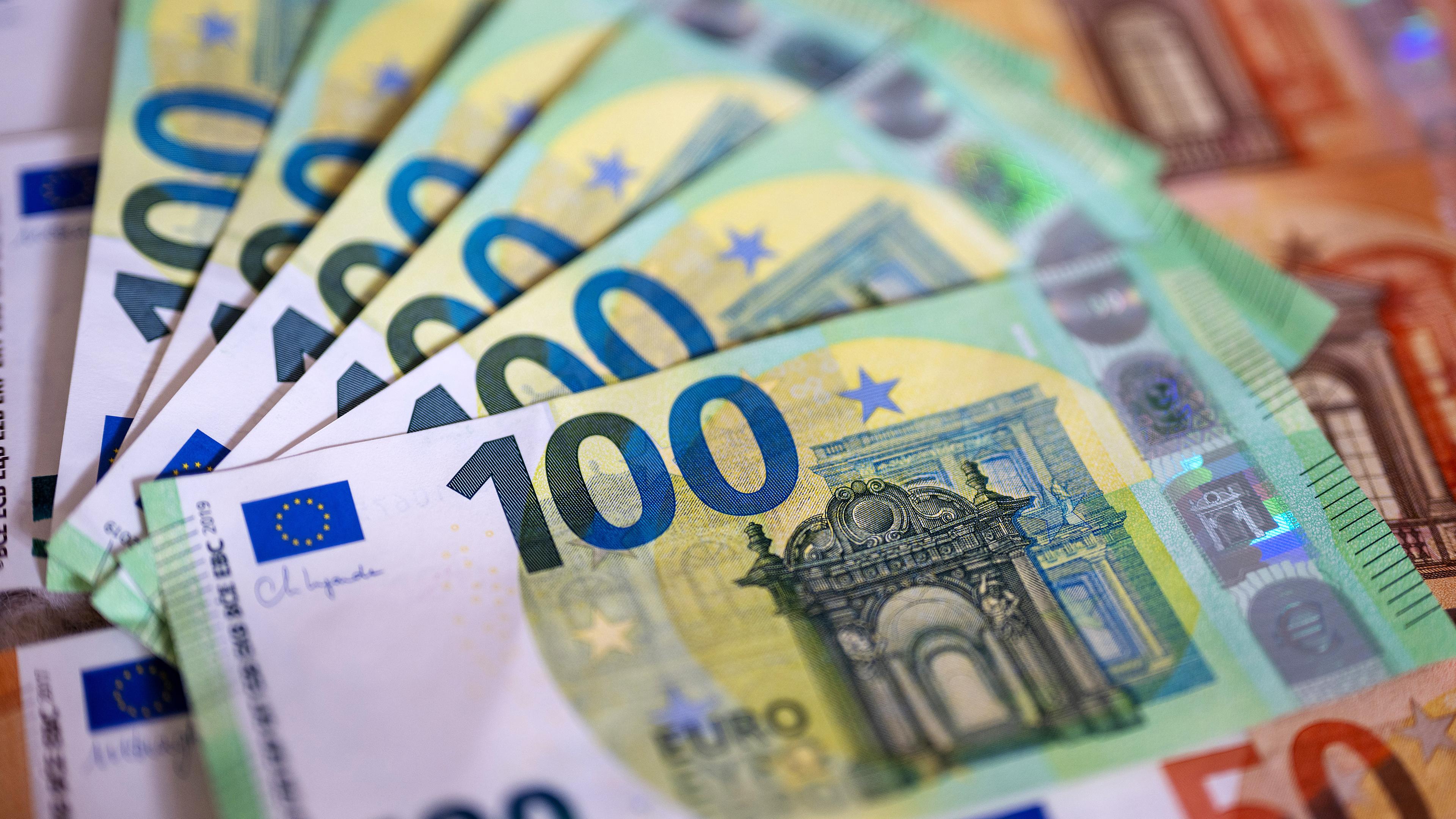 Geldscheine mit dem Wert von 100 und 50 Euro liegen auf einem Tisch
