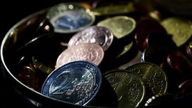 Monedas de euro en una lata. 