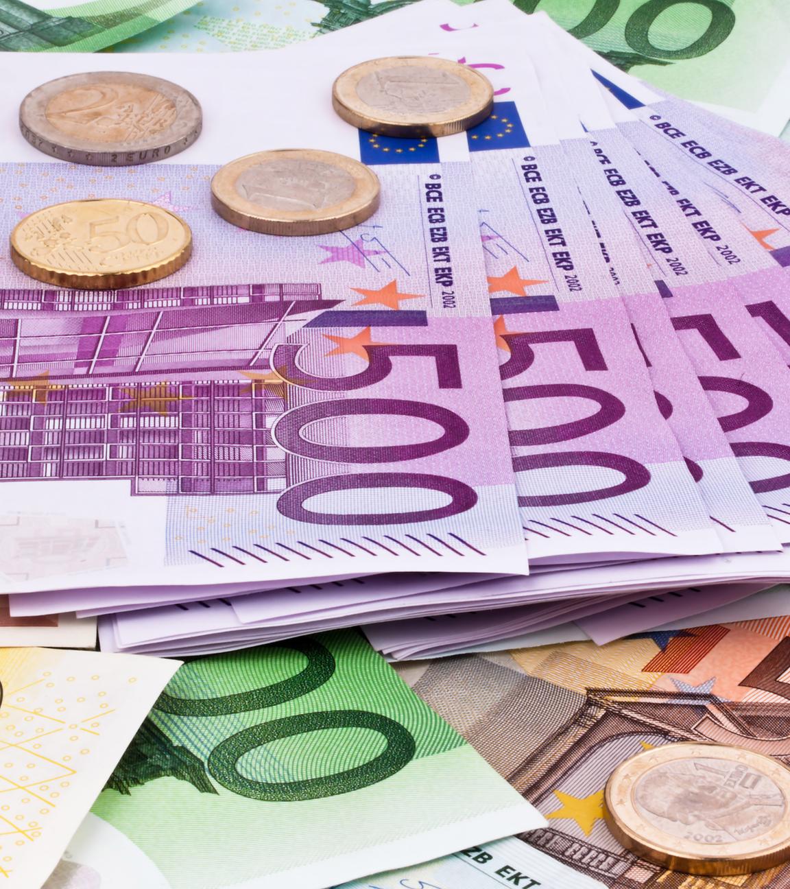 Auf dem Bild zu sehen sind Eurostücke und Geldscheine der Europäischen Union.
