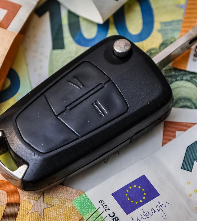 Geld und ein Autoschlüssel
