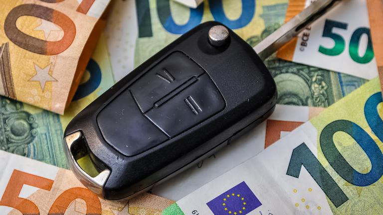 Geld und ein Autoschlüssel