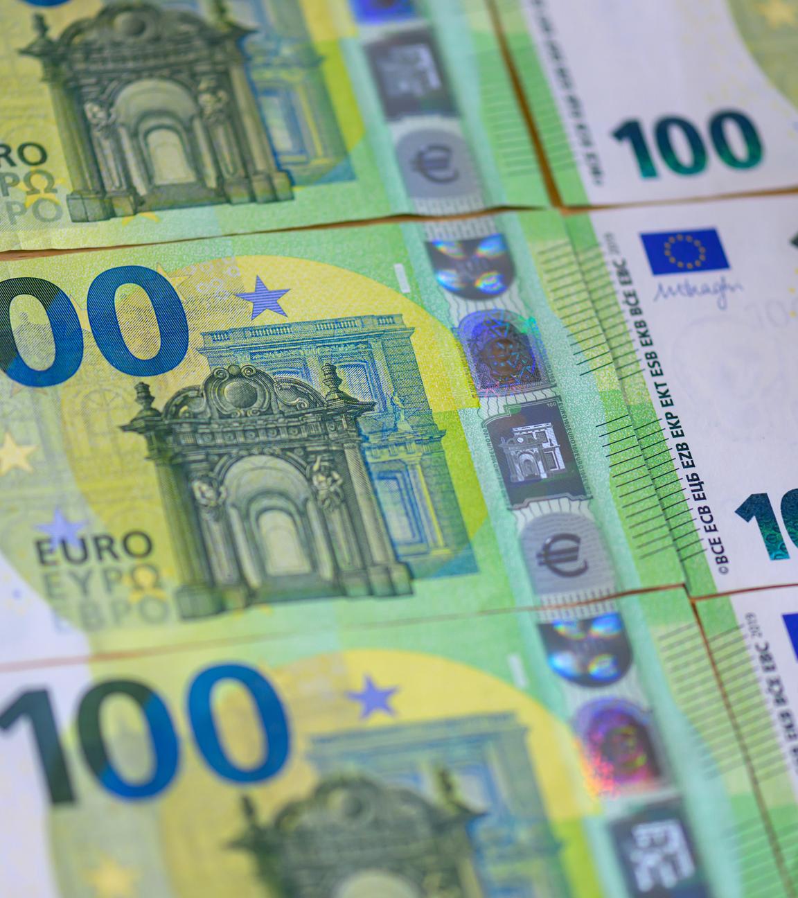 Sachsen, Leipzig: Geld. Mehrere 100 Euro Banknoten liegen auf einem Tisch.