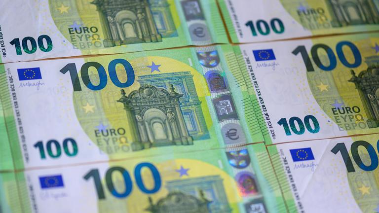 Sachsen, Leipzig: Geld. Mehrere 100 Euro Banknoten liegen auf einem Tisch.