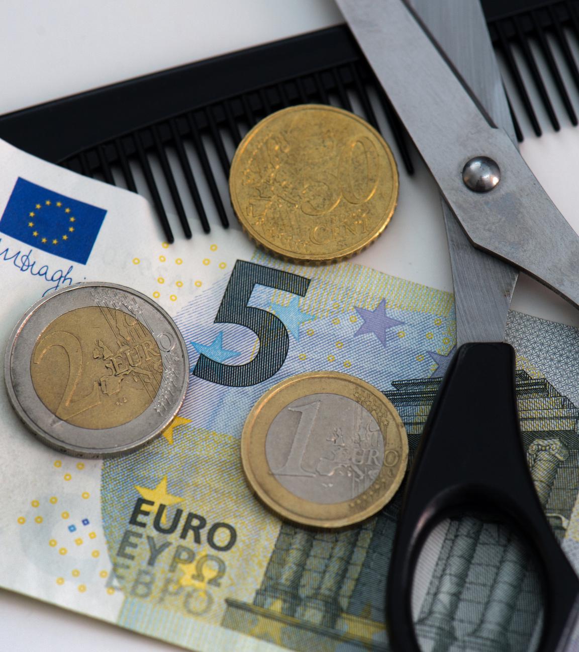Neben einer Schere und einem Kamm liegen 8,50 Euro.