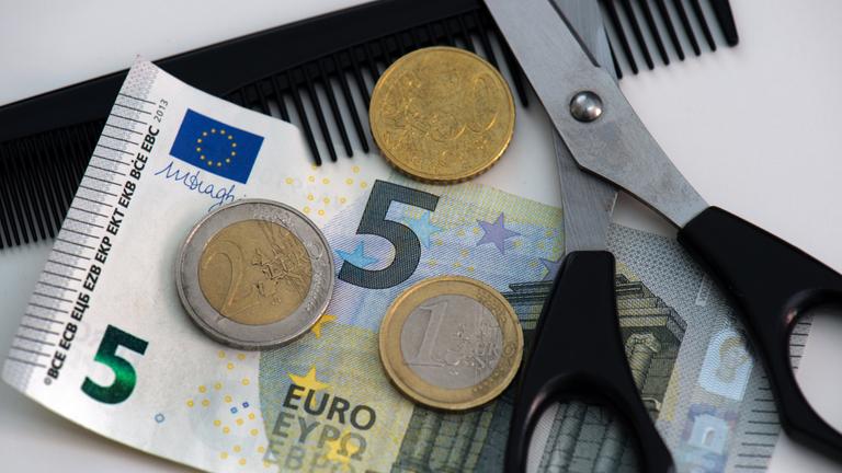 Neben einer Schere und einem Kamm liegen 8,50 Euro.