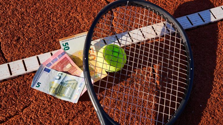 Tennisschläger und Geld