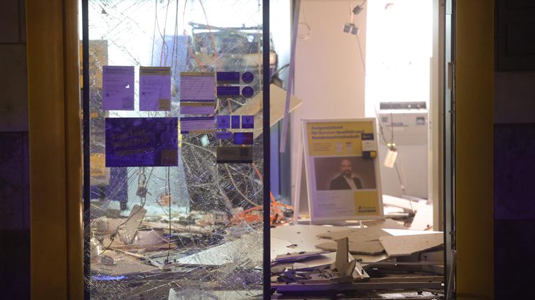 Hessen, Neu-Isenburg: Blick in den Vorraum einer Bankfiliale nach der Sprengung eines Geldautomaten. 