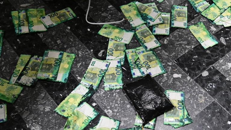 Baden-Württemberg, Stuttgart: Geldscheine und eine Sprengladung liegen bei einem Pressetermin auf dem Boden im Landeskriminalamt in Stuttgart.