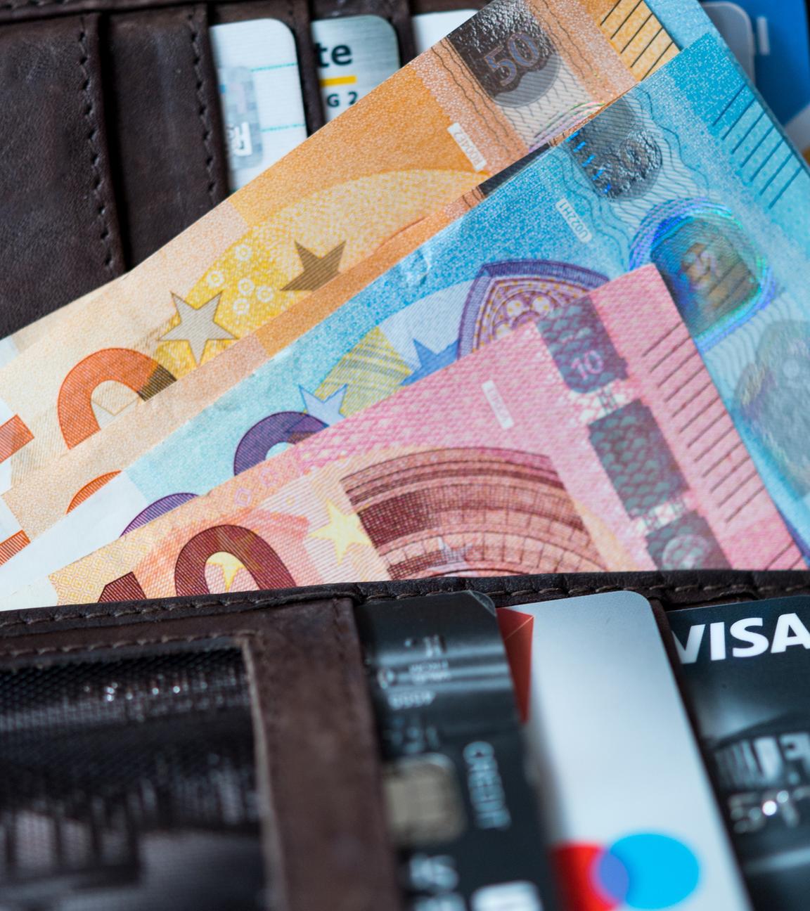 Geldbörse mit Banknoten und Bankkarten