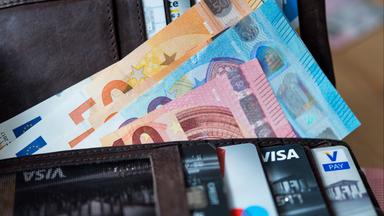 Geldbörse mit Banknoten und Bankkarten