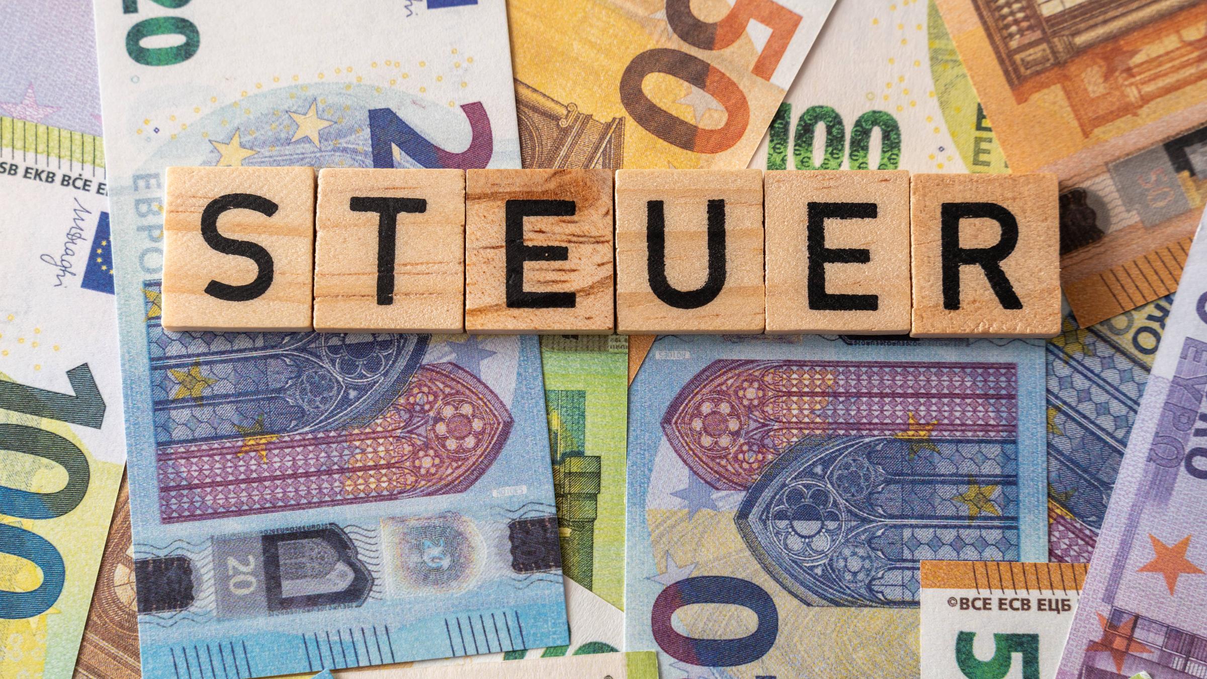 Euro-Banknoten liegen auf einem Tisch. (Symbolbild)